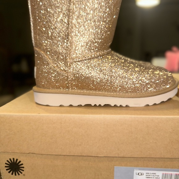 UGG KIDS CLASSIC
SHORT |I GLITTER - Picture 2 of 7